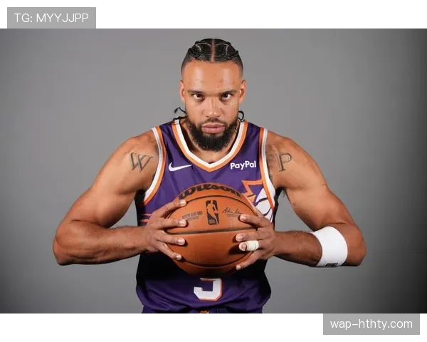 特写：狄龙-布鲁克斯成功制造进攻犯规后，对着主场观众耸肩