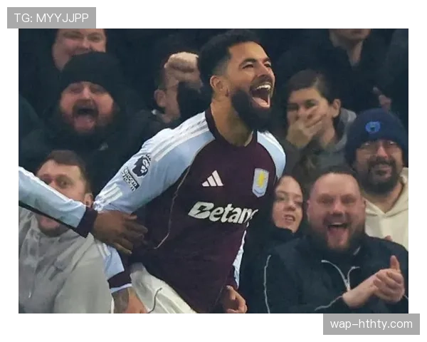 维拉公园瞬间:沃特金斯进球后冲向角旗区,与患癌小球迷紧紧相拥